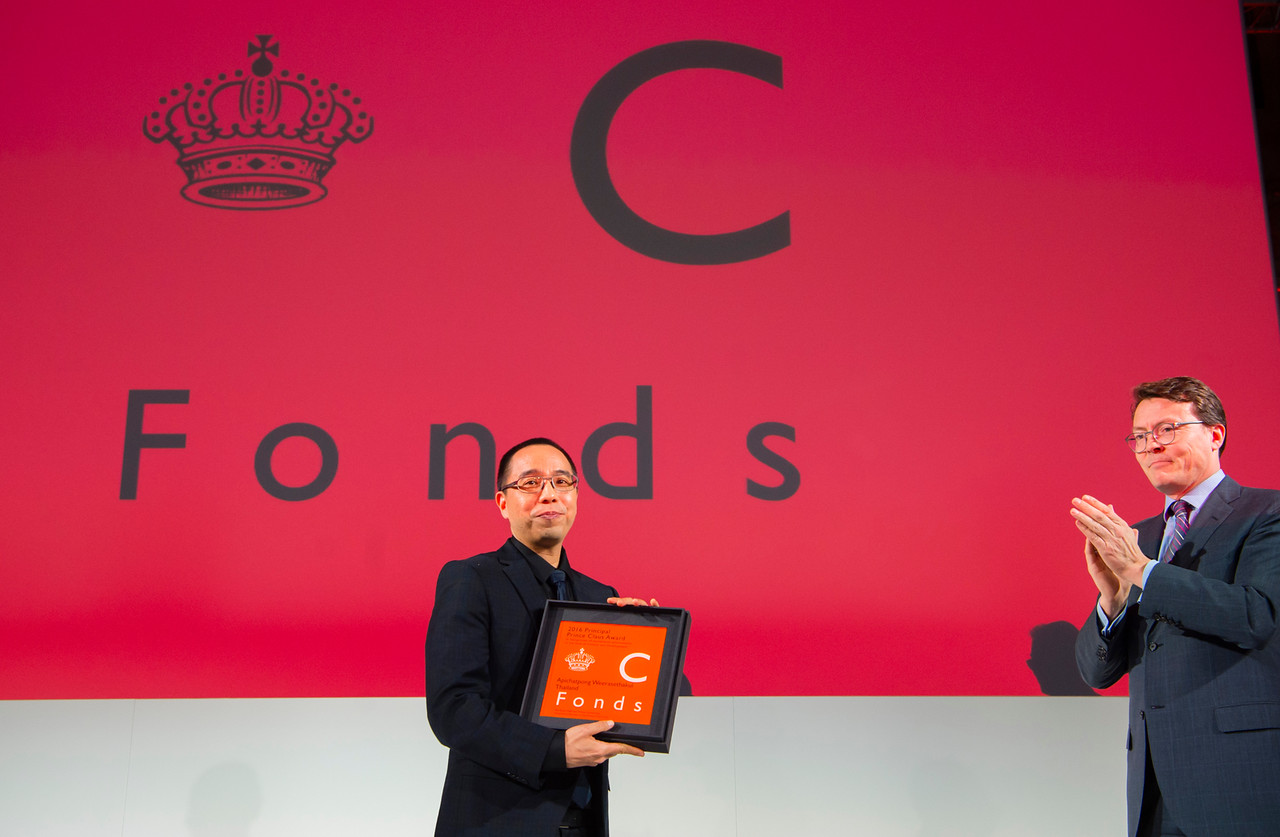 Prince Constantijn Aschwin of the Netherlands presents the 2016 Principal Prince Claus Award to Thai filmmaker and artist Apichatpong Weerasethakul Thursday. Photo: Frank van Beek / Prince Claus Fund. 