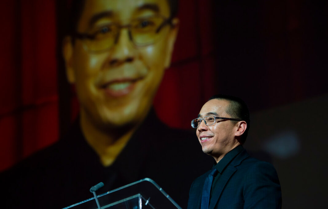 Prince Constantijn Aschwin of the Netherlands presents the 2016 Principal Prince Claus Award to Thai filmmaker and artist Apichatpong Weerasethakul Thursday. Photo: Frank van Beek / Prince Claus Fund.