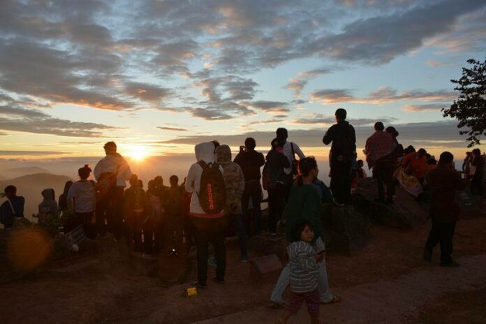The last sunrise of 2016 greets tourists Saturday at Mo Ee Daeng Cliff on the Thai-Cambodian border.