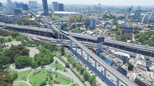 A rendering of the proposed Green Line extension over Lat Phrao intersection. Image: MRTA