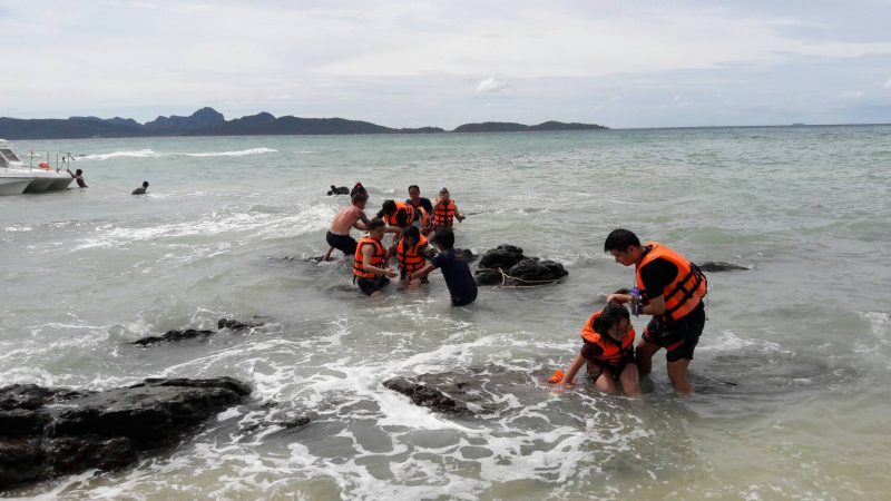 Twenty-two Chinese tourists were rescued after their speedboat capsized due to four-meter waves Wednesday in Krabi province.