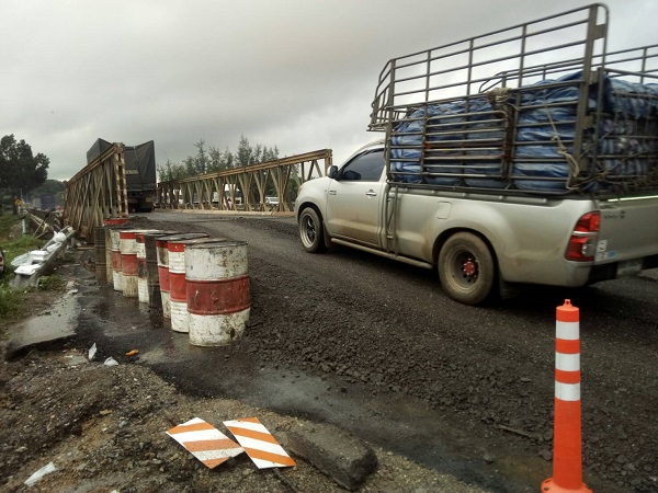 A bridge was temporarily rebuilt Wednesday on Phet Kasem Road in Prachuap Khiri Khan province.