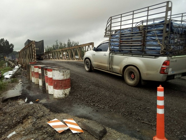 A bridge was temporarily rebuilt Wednesday on Phet Kasem Road in Prachuap Khiri Khan province. 