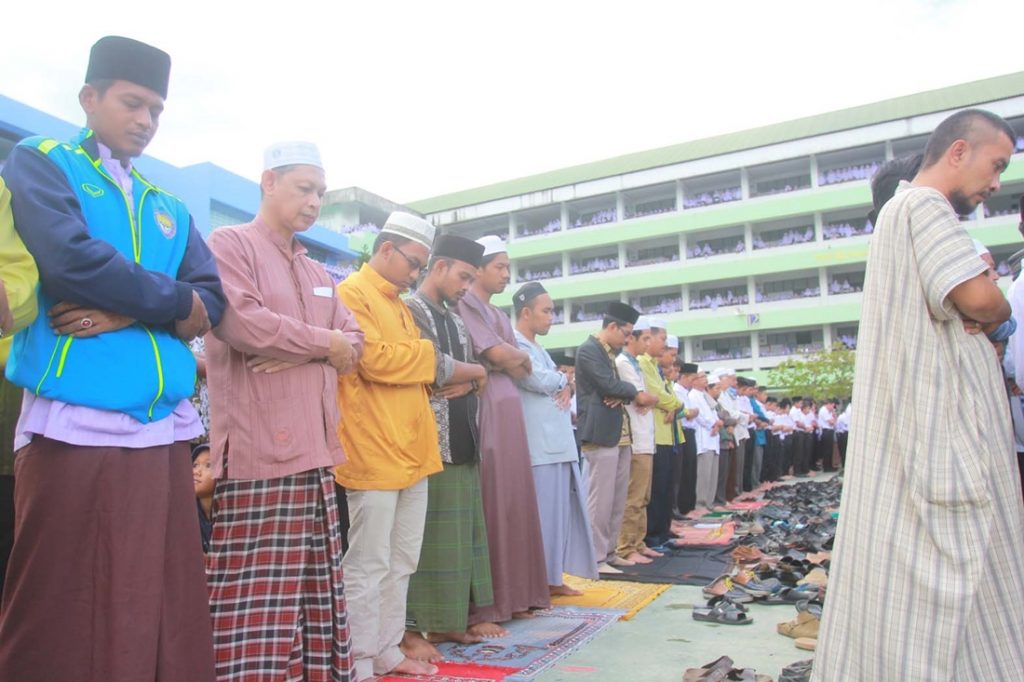 A prayer in memory of Sapaeng Basoe was held Monday at a school he once headed in Yala province.