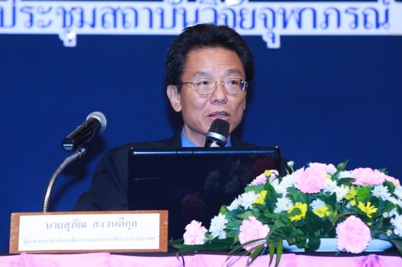 Suphat Saguandeekul speaks Nov. 26, 2010, at a convention hall in Bangkok. Image: Thai Home Builders Association