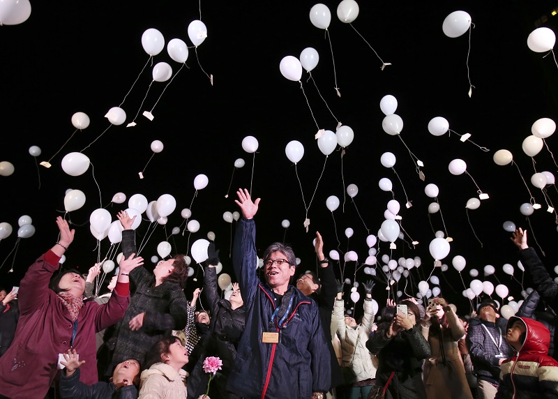 People release balloons into the air to celebrate New Year, during a New Year celebration event at a Tokyo Hotel, early Sunday, Jan. 1, 2017. Photo: Koji Sasahara / Associated Press