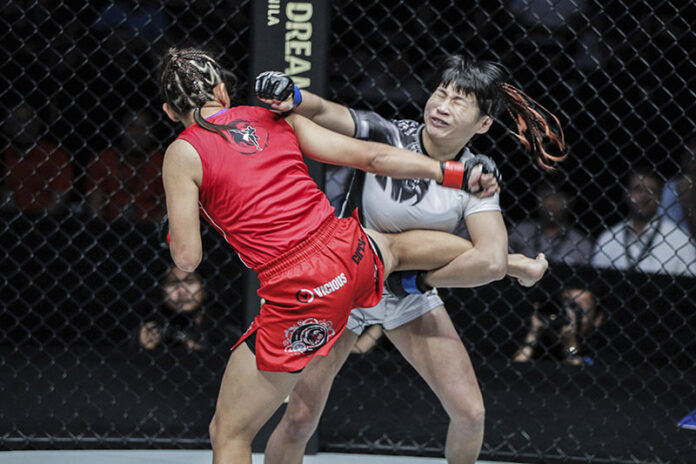 Taiwan's Jenny Huang, right, fights against her opponent Filipina April Osenio in a women's mixed martial arts tournament in Manila on Dec. 2, 2016. Photo: Dux Carvajal / One Championship
