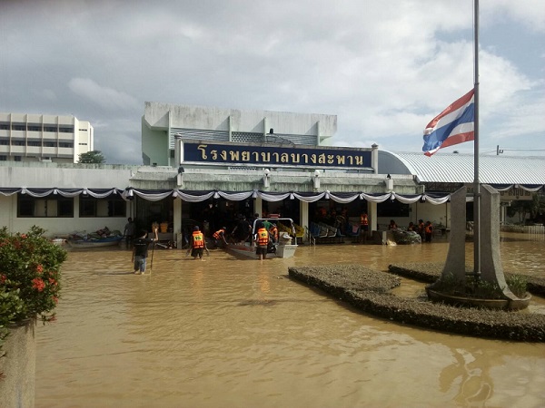Water level fell from a height of two meters to one meter as of Wednesday morning at Bang Saphan Hospital in Prachuap Khiri Khan province. 