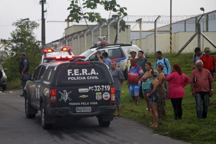 Relatives of prisoners wait for information outside the Anisio Jobim Penitentiary Complex in Manaus, Brazil, Monday, Jan. 2, 2017. Photo: Edmar Barros / Futura Press via AP