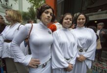 Fans Pay Tribute to Carrie Fisher in Hollywood (Photos)