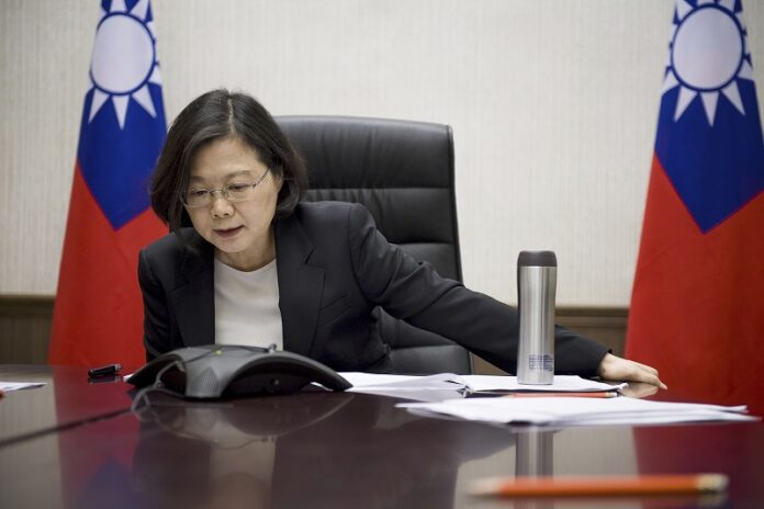Taiwan's President Tsai Ing-wen speaks with U.S. President-elect Donald Trump through a speaker phone in December in Taipei, Taiwan. Photo: Associated Press