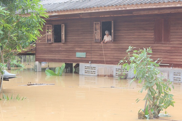 Flood level reaches 3-meter high in Surat Thani's Vibhavadi district Monday