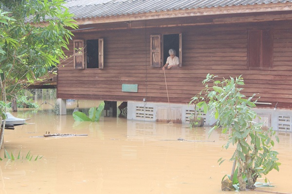 Flood level reaches 3-meter high in Surat Thani's Vibhavadi district Monday