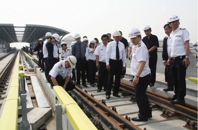 Authorities Monday inspect a portion of the completed Green Line tracks which will connect BTS Bearing to Samut Prakan province. Photo: Prachachat