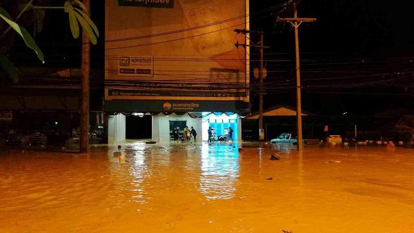 Flash flood makes Phet Kasem Road in Krabi province become paralyzed Sunday night.