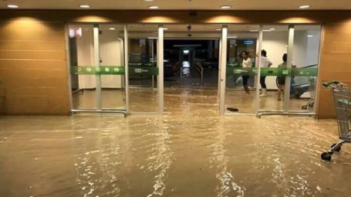 Heavy downpours flooded Tesco Lotus on Friday night in Songkhla province