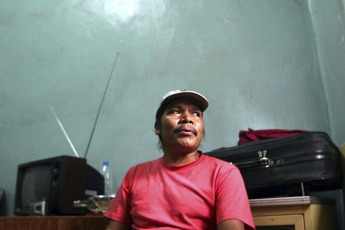 Jailed anti-logging activist Isidro Baldenegro, 39, speaks to a reporter at the Parral prison in 2003, south of the U.S. border in Mexico. Photo: Pablo Aneli / Associated Press