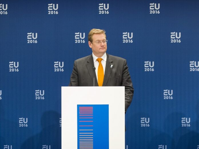 Dutch minister Art van der Steur during a press conference in 2016 in Amsterdam, The Netherlands. Foto: Valerie Kuypers / Wikimedia Commons