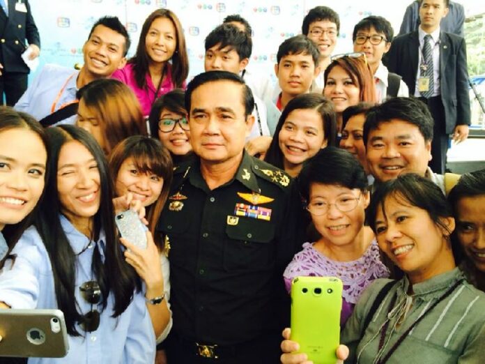 Members of the government press corps pose for a selfie with Gen. Prayuth Chan-ocha on Sept. 5, 2014, at the Royal Thai Army Radio and Television, aka Channel 5, in Bangkok. Photo: Matichon