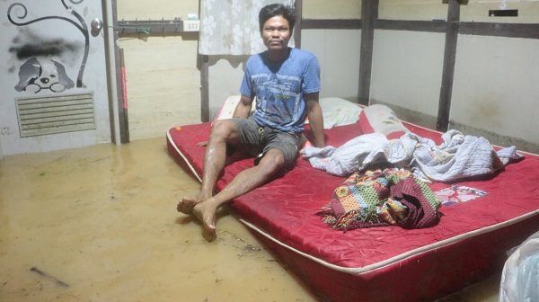 Flash flood arrives Monday early morning affecting more than 500 households in Ranong province.