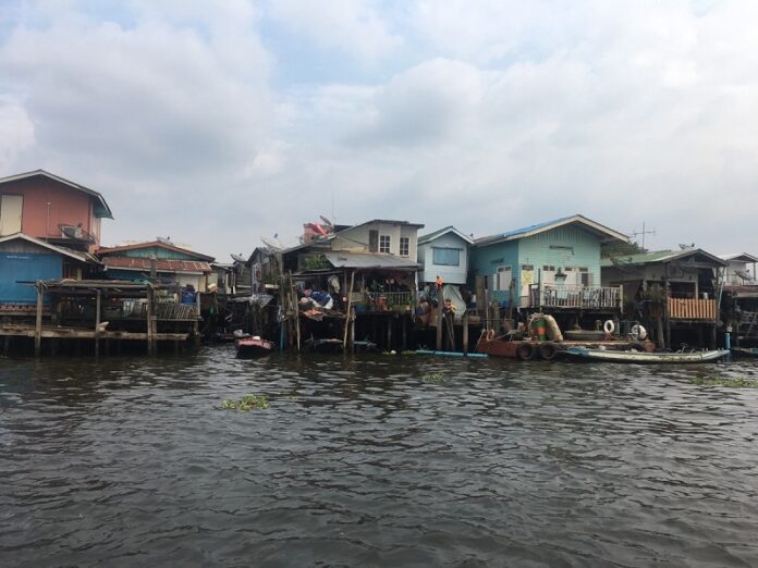 Communities dwelling over the Chao Phraya River near Krung Thon Bridge are among 12 communities which will have to be evicted to pave way for the boardwalk.