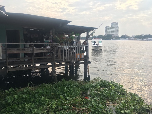 Communities dwelling over the Chao Phraya River near Krung Thon Bridge are among 12 communities which will have to be evicted to pave way for the boardwalk.