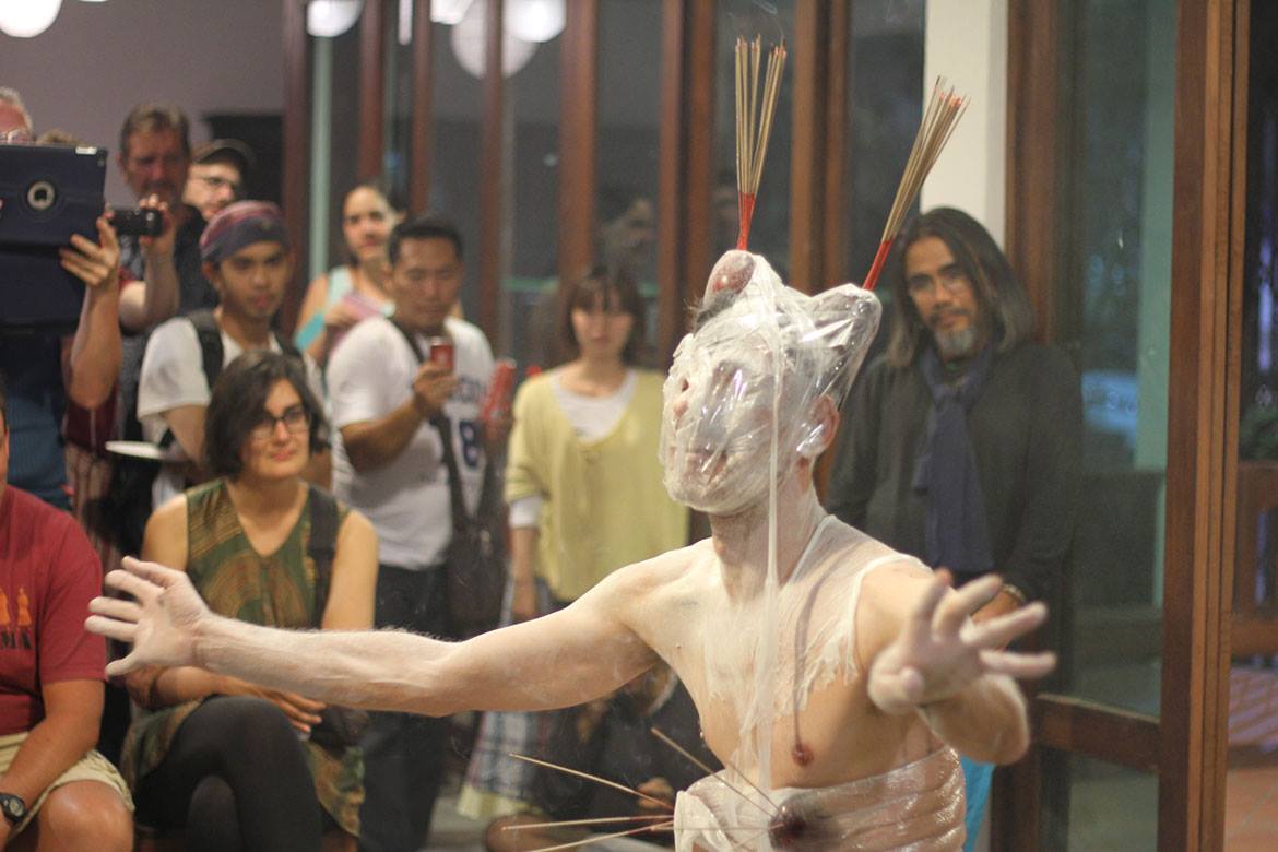 Skall performing in 2015 at Chiang Mai’s Lyla Gallery. Photo: Toot Yung Art Gallery / Facebook