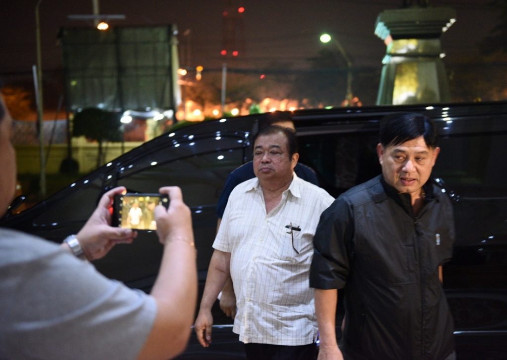 Col. Amnuay Pongsawat arrives at the headquarters of Bangkok Metropolitan Bureau on Tuesday night.