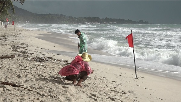 A red flag was raised on Chaweng beach of Samui Monday warning people not to swim.