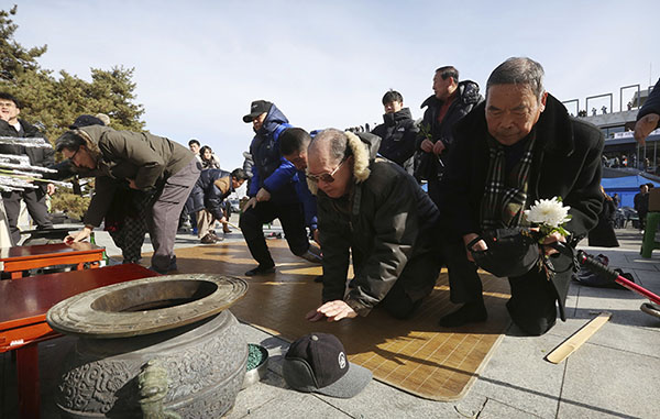 South Korea: North Korean refugees and their family members bow to respect their ancestors Saturday in North Korea as they celebrate the Lunar New Year at the Imjingak Pavilion, near the demilitarized zone of Panmunjom, in Paju, South Korea. Photo: Ahn Young-joon / Associated Press