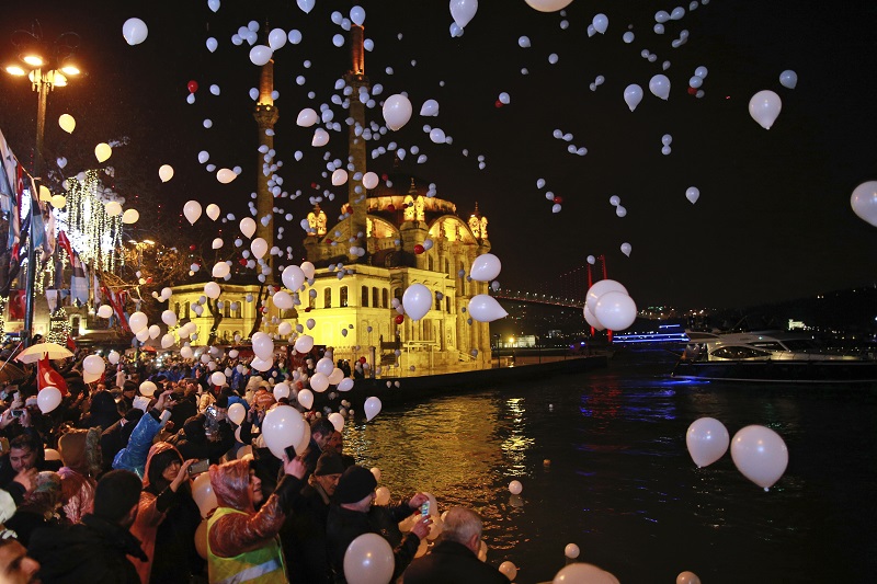 People release balloons and lanterns in the air in Istanbul's Ortakoy district by the Bosphorus, during New Year's cerebrations early Sunday, Jan. 1, 2017. Photo: Emrah Gurel / Associated Press