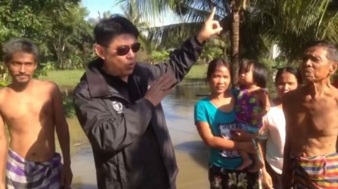 A screengrab of Sorayuth Suthassanachinda’s Facebook Live reporting on flooded areas in Hua Sai district, Nakhon Si Thammarat.