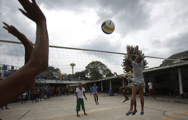 Transgender inmates play volleyball Jan. 6 at Pattaya Remand Prison in Pattaya. Photo: Sakchai Lalit / Associated Press