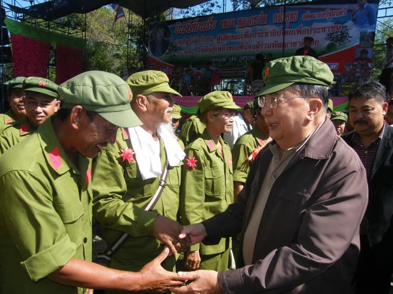 Gen. Chavalit Yongchaiyudh, who served as Defense Minister under Order 66/23, greets former Communist fighters on Dec. 1, 2012, who gathered in Mukdahan province to mark the 30th anniversary of their surrender. Photo: Public Relations Department 