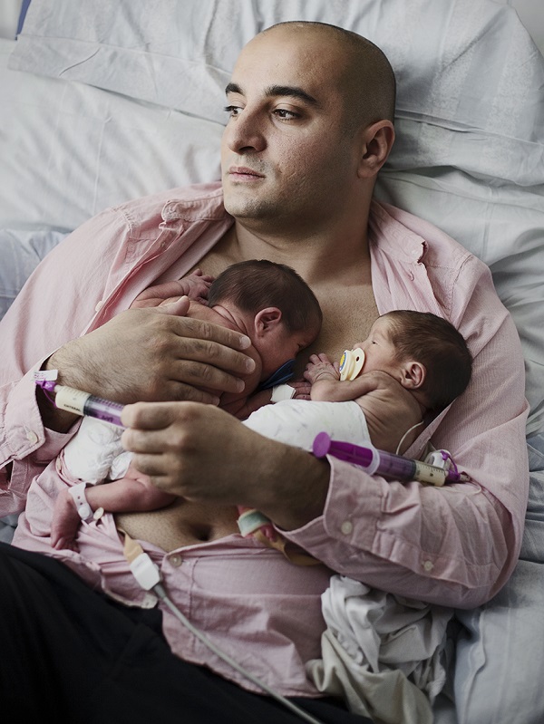 A Swedish father takes months of parental leave to care for his twins at home. Photo: Johan Bavman 