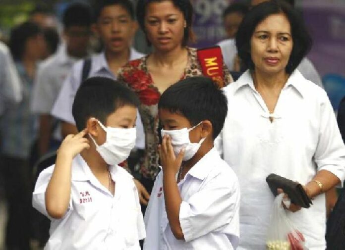 Students wear facemasks during a flu season in a January 2015 file photo.