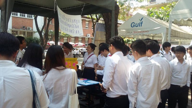 Students sign a petition at about noon on Wednesday at Chulalongkorn University. Photo: Thapakorn Keawlangka