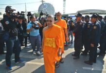 Dhammakaya Says Govt Siege Not ‘Buddhist Way’