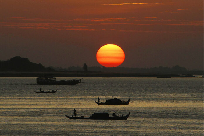 Cambodian fishermen take their motorized boats for fishing during fish harvesting season in the middle of Mekong river on Monday near Phnom Penh. Photo: Heng Sinith / Associated Press