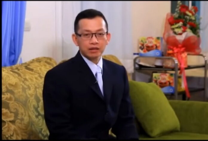 Chitpong Thongkum seen in a promotional video for his company, Richkarherbs. Image: phetpunlance phetpunlance / YouTube