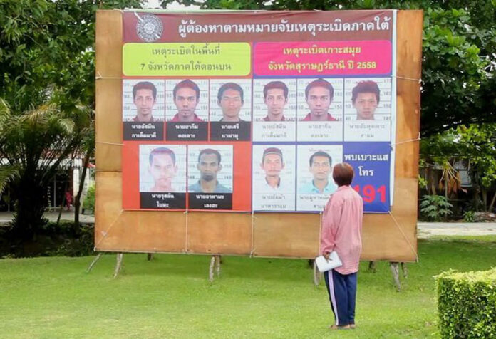 Police in Nakhon Si Thammarat province on Sept. 15 installed a large sign showing photos of the suspects in connection to the bomb and arson attacks during Mother’s Day holidays to urge people to help giving useful information. It also includes photos of suspects from the 2015 bombing of a Koh Samui shopping mall.