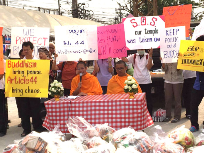 Dhammakaya monks and followers protest the use of the junta’s self-granted absolute power to search the temple last month in front of Wat Dhammakaya.