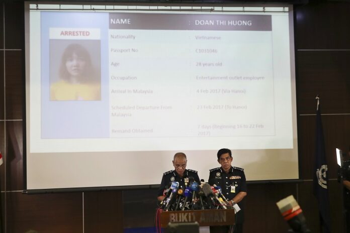 Malaysia Deputy Inspector-General of Police Noor Rashid Ibrahim, left, shows a picture of Vietnamese Doan Thi Huong, one of suspects, during a press conference Feb.19 at police headquarters in Kuala Lumpur, Malaysia. Photo: Vincent Thian / Associated Press