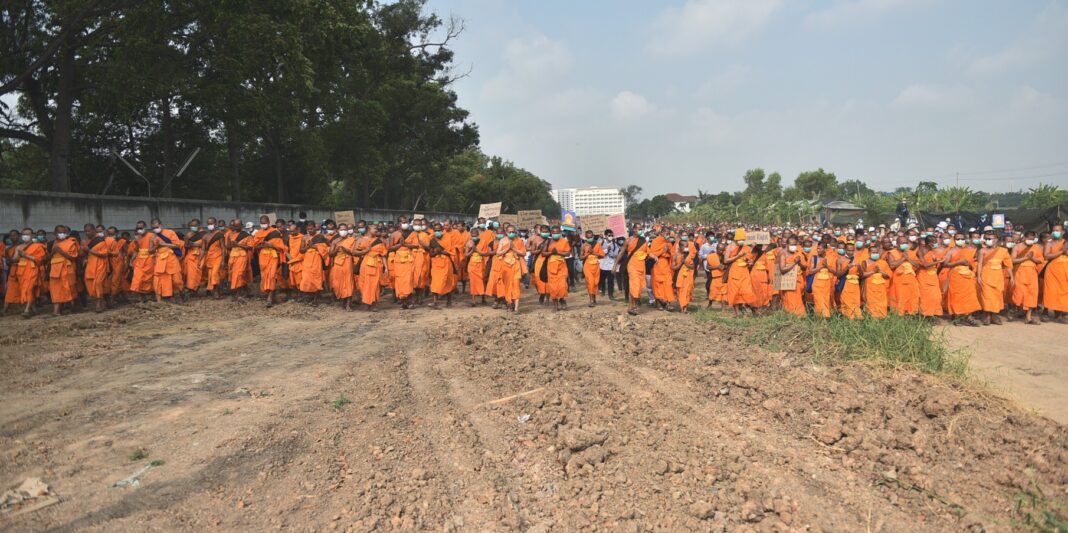 Dhammakaya monks march to confront soldiers on Thursday.