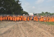 Dhammakaya Monks Confront Soldiers Trying to Enter Unfinished Hospital