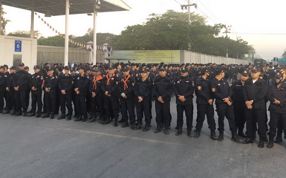Ranks of police were deployed Thursday in front of Dhammakaya Temple in Pathum Thani province.