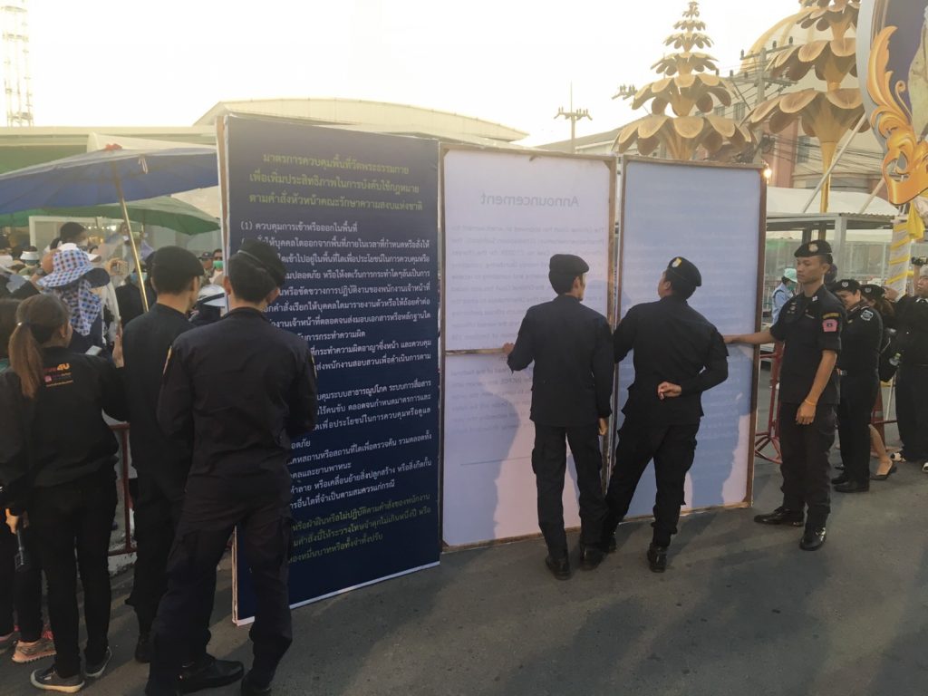 Police on Thursday post a large notice about junta chairman Prayuth Chan-ocha's designation of the temple grounds as "controlled zone."