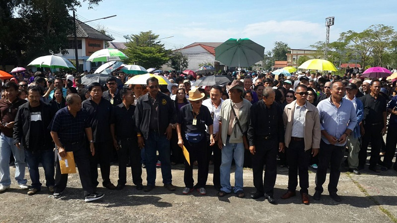 At least 1,500 people assemble in front of Krabi’s Nuea Khlong District Office Thursday to submit a letter supporting construction of the plant.