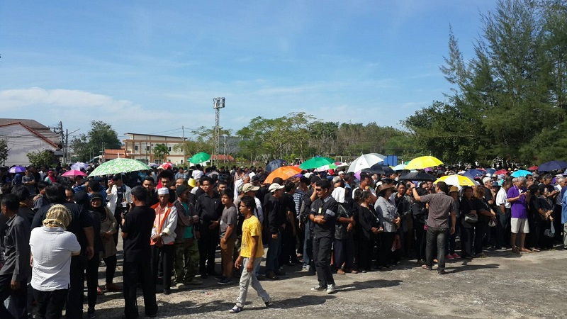 At least 1,500 people assemble in front of Krabi’s Nuea Khlong District Office Thursday to submit a letter supporting construction of the plant.