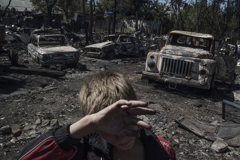 "Black Days Of Ukraine" by photographer Valery Melnikov for Rossia Segodnya, which won first prize in the Long-Term Projects category of the World Press Photo contest shows cars burned by gunfire. Photo: Valery Melnikov / Associated Press